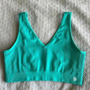 Soft w/ a texture 1 1/4" wide straps 1 3/4" bottom  Full lined removable pads